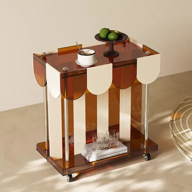 رف عربة متحرك من الأكريليك، جانب أريكة غرفة المعيشة، عدد قليل من خزانة جانبية لتناول الطعام في السيارة، وعدد قليل من طاولات القهوة الصغيرة