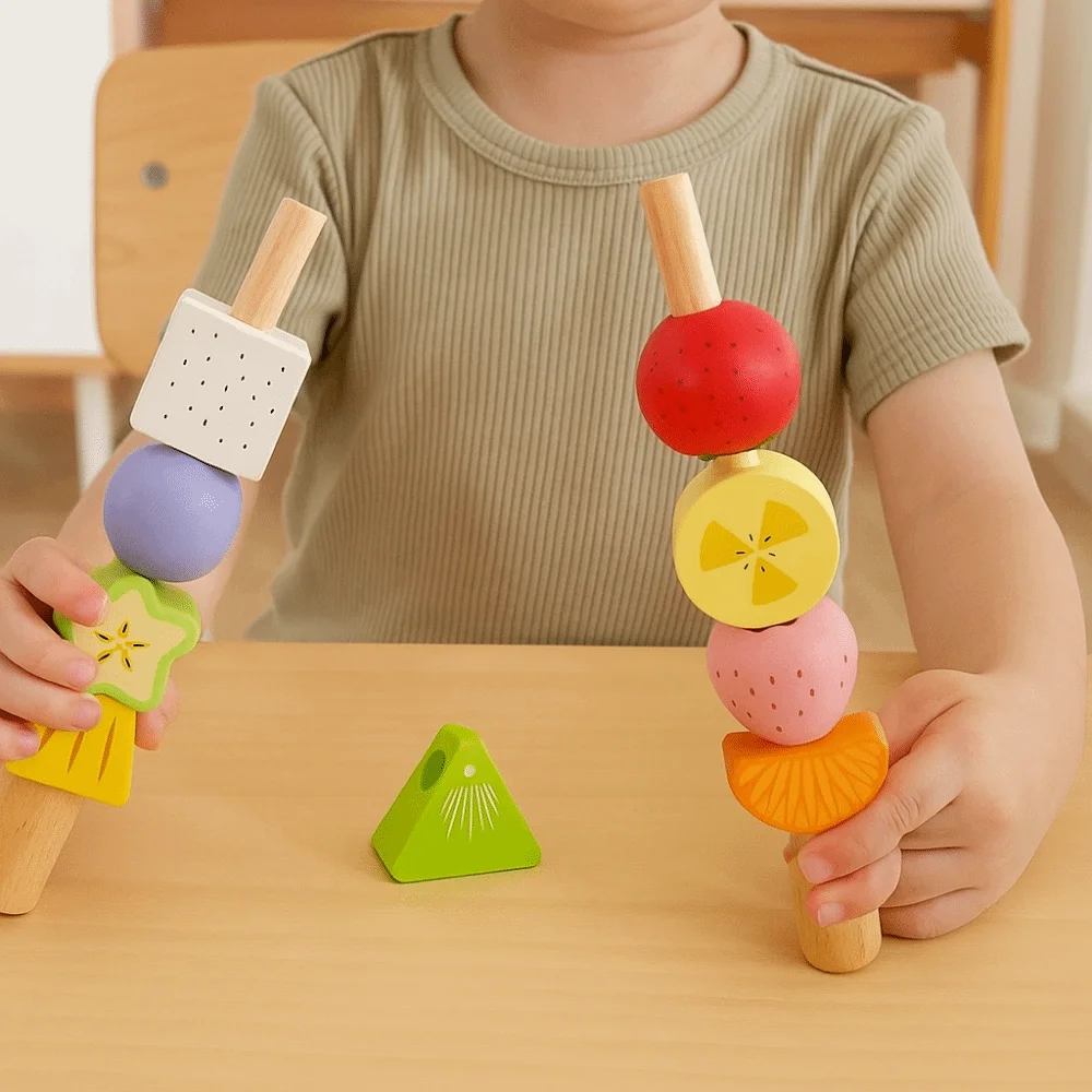เกมจับคู่รูปทรงผลไม้เรขาคณิต ของเล่นไม้เสริมพัฒนาการแบบมอนเตสซอรี่ ของเล่นลูกปัดแบบอินเทอร์แอคทีฟ ของเล่นไม้แบบพกพา DIY สำหรับเรียงซ้อนและจัดเรียง