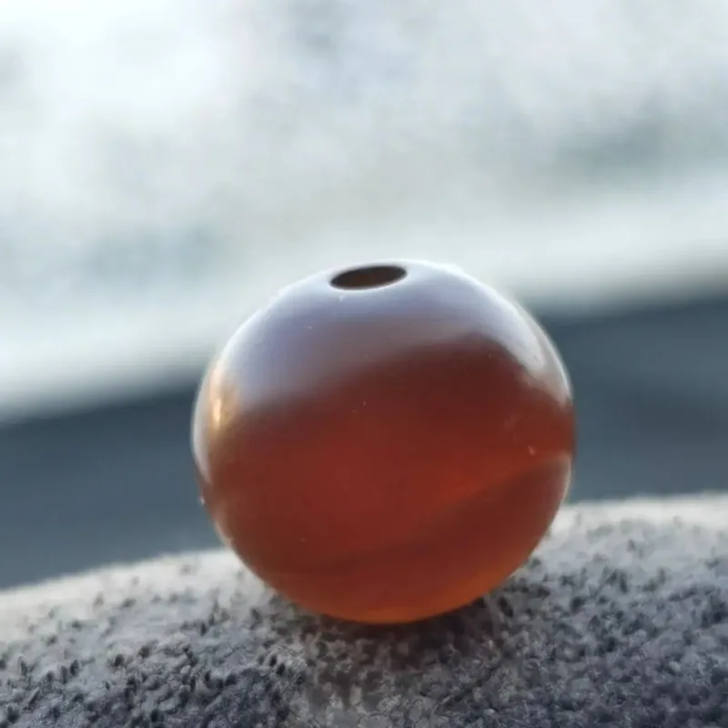 Two agate beads, the interior has been saccharified, crystal clear, beautiful and unable to extricate themselves