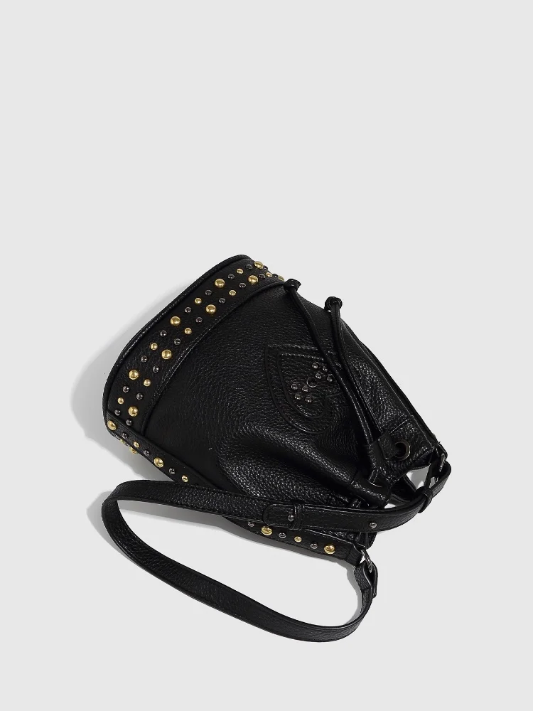 2025, neue Punk-Stil, schwarze Achseltasche für Damen, Retro-Nieten, PU-Leder, Schulter-Umhängetasche, herzförmige Kordelzug-Eimertasche