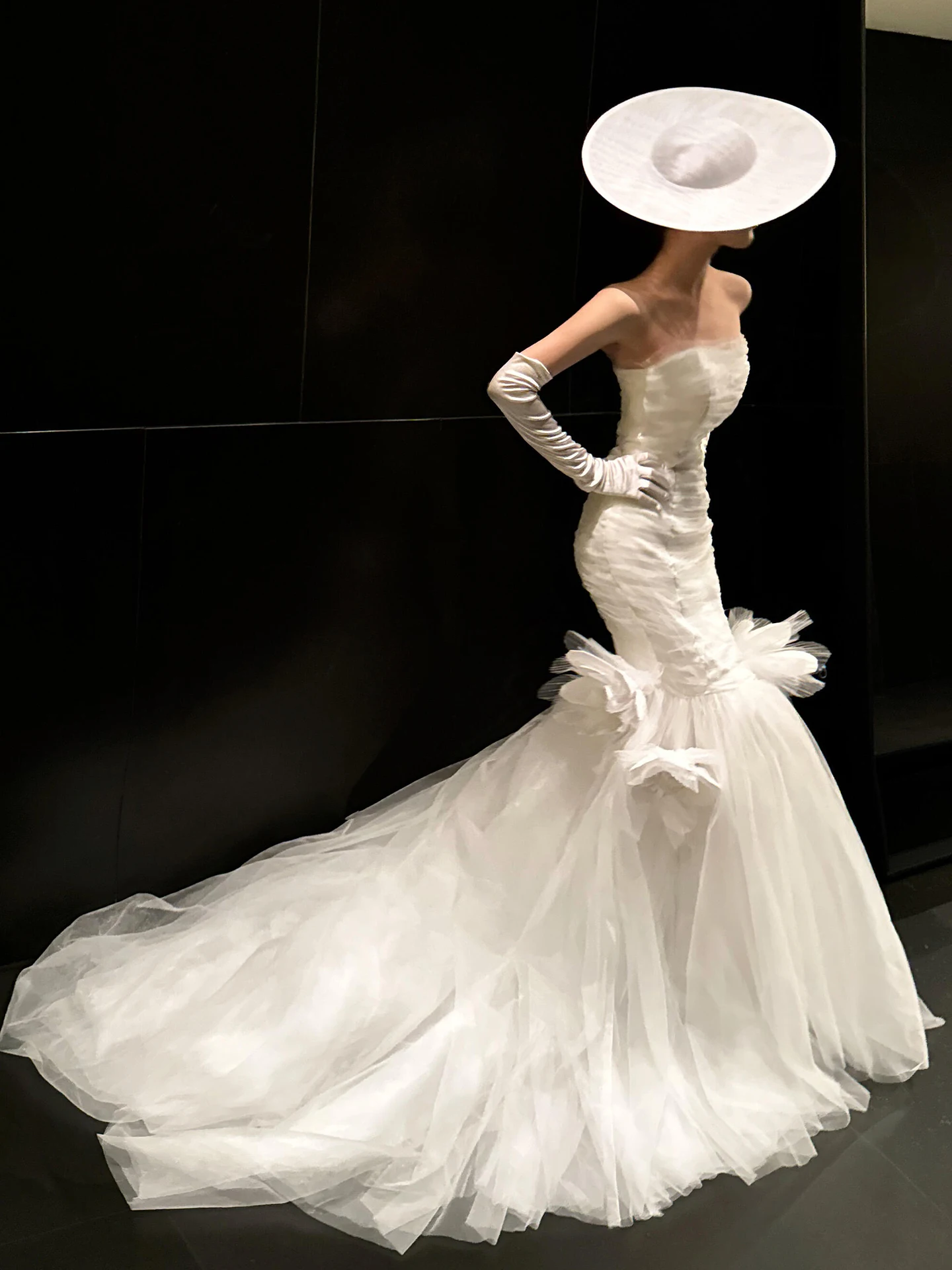 

Ele Evening Gown with Strapl Top And Tailfi Design for Solo Singing Performance Art Exam Host Annual Meeting