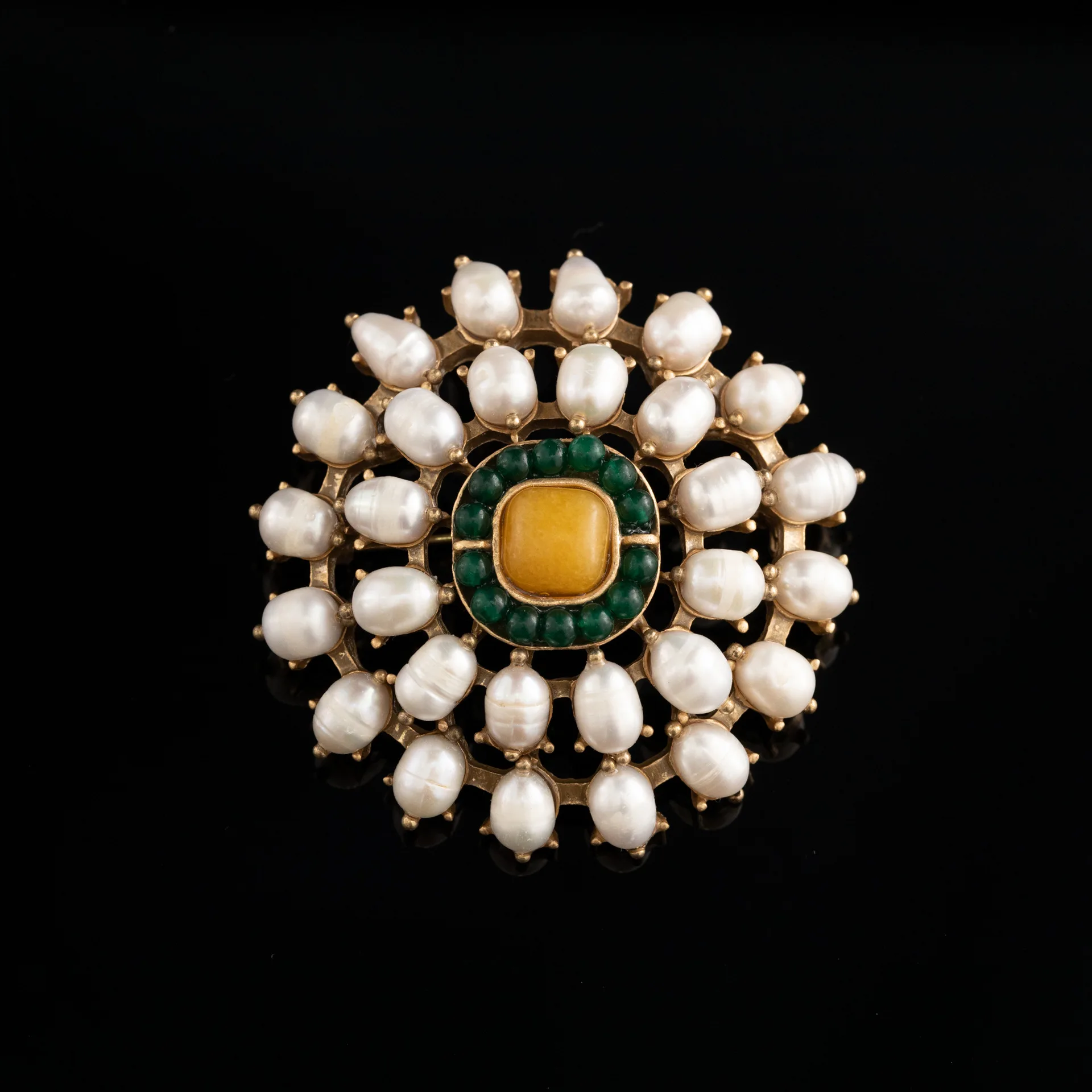 

Vintage Round Pearl Brooch,Copper Alloy and Freshwater Pearl Pin, Fall Winter Versatile Corsage