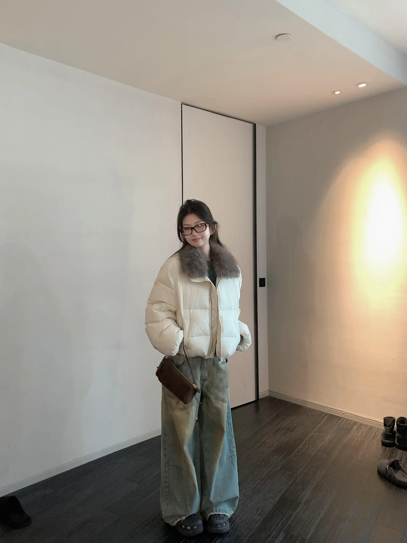 

Теплая женская пуховая куртка в корейском стиле, свободного кроя, утепленная, с отстегивающимся меховым воротником, на молнии, однотонная