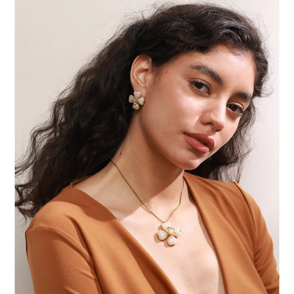 Women's Acrylic Flower Pendant Necklace & Ring Set