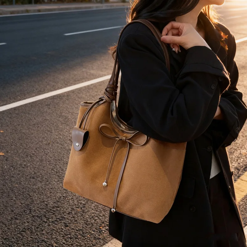 

Новая зимняя женская большая сумка 2025 года — винтажная матовая сумка большой вместимости, подмышками/сумка на плечо с бантом и текстурой