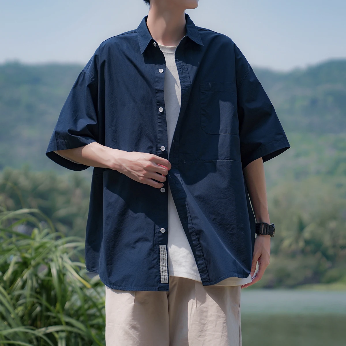 

Мужская рубашка свободного кроя с коротким рукавом, синяя, простая, летняя, трендовая, на пуговицах, не требует глажки, однотонная