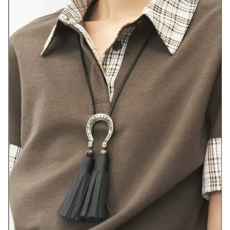 Heavy industry engraved horseshoe buckle porcelain bead fringed necklace fashionable versatile pendant personalized niche