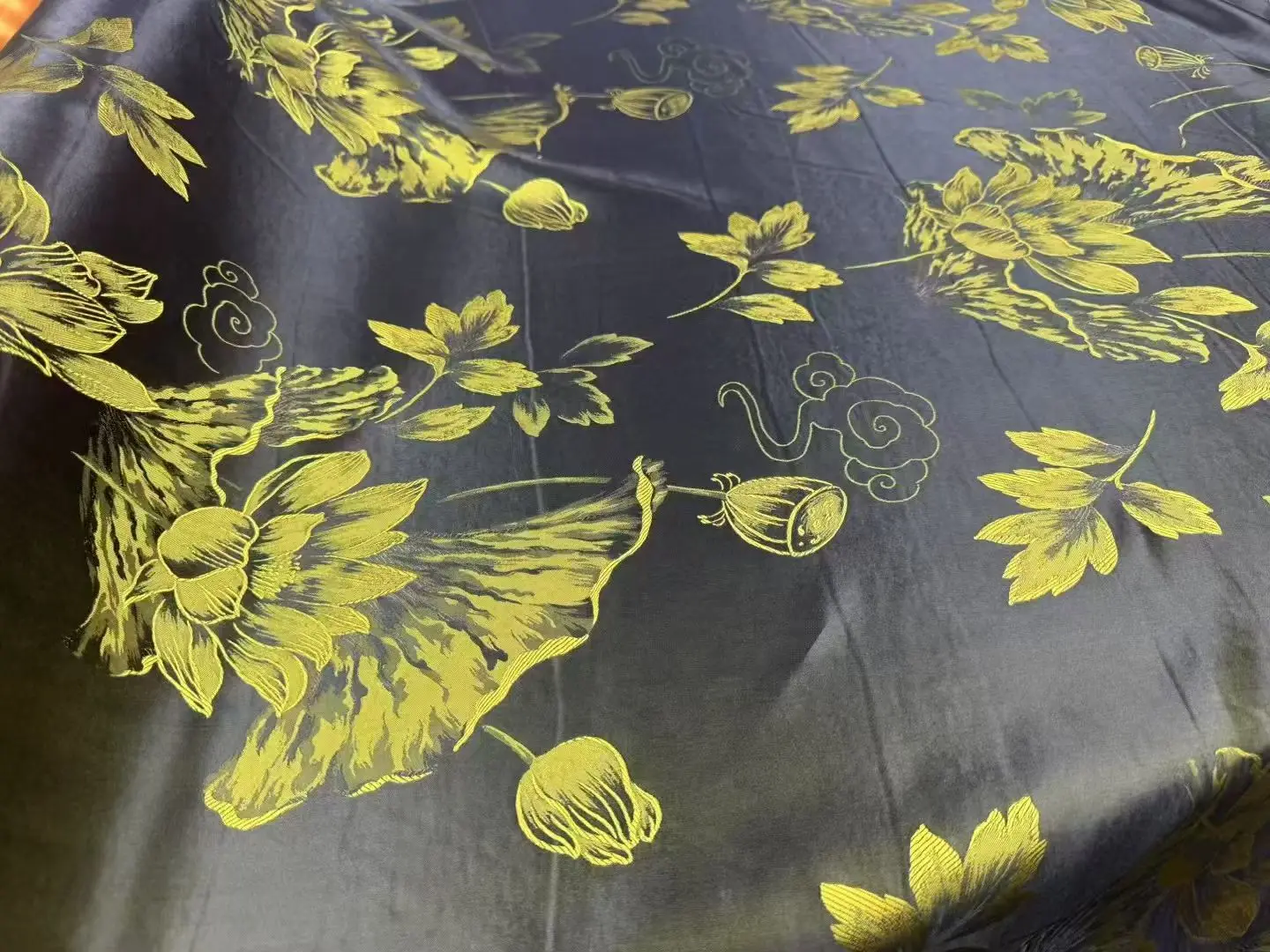 

Heavyweight Old Silk Satin Fabric 30 Momme 114 Inch Width Lotus Leaf Dress Vest True Silk Material for Custom Clothing And DIY