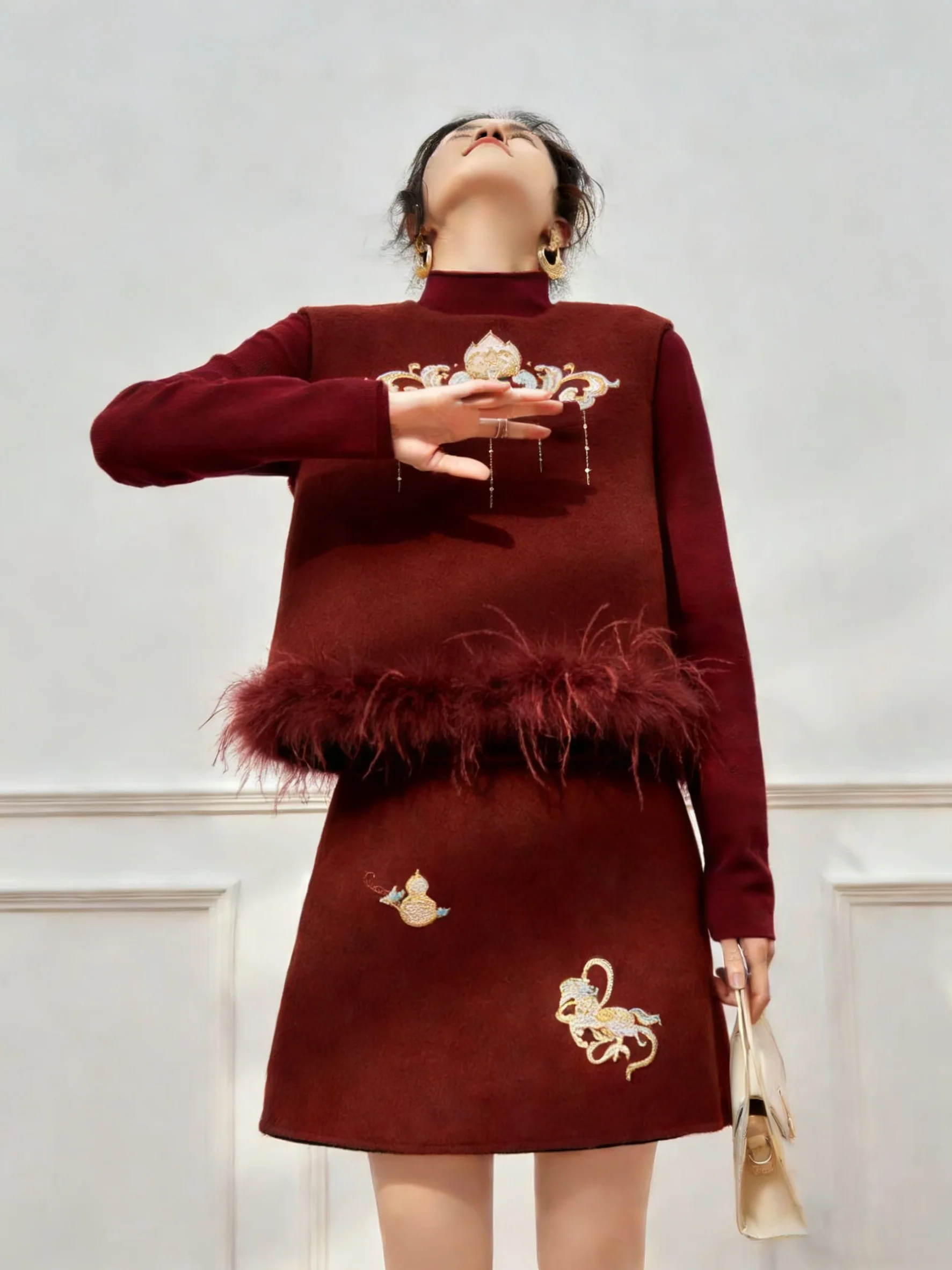 

Красный вышитый женский костюм: юбка с высокой талией и жилет. Новинка в стиле китайской моды. Национальный тренд. Зимняя одежда. Полный комплект для...