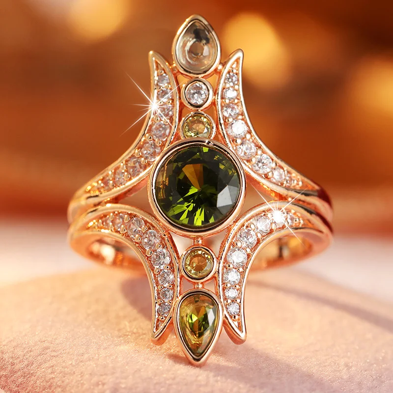 Wunderschöner vergoldeter Damenring mit synthetischem Zirkon, eleganter Ring im Palaststil, Schmuck für Bankette und Abendessen.