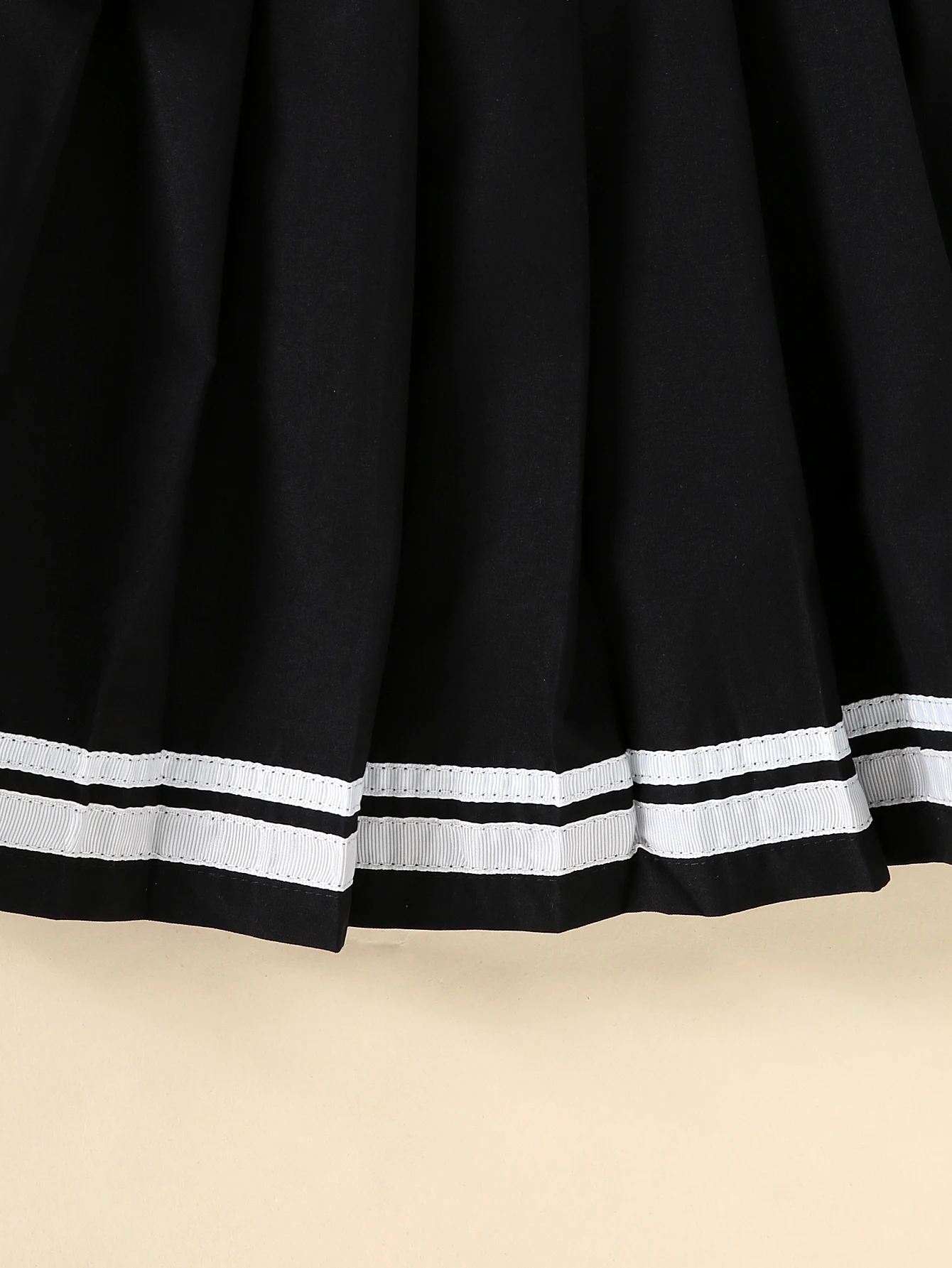 تي شيرت صيفي قصير للفتيات مكون من قطعتين برقبة دائرية ومطبوع عليه حروف بلون سادة وتنورة مطوية على طراز الكلية