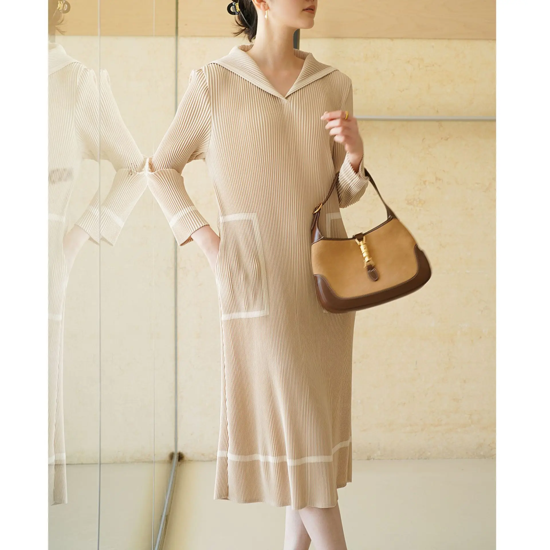 Counter quality 2025 autumn and spring new high-end pleated British casual loose temperament commuter dress