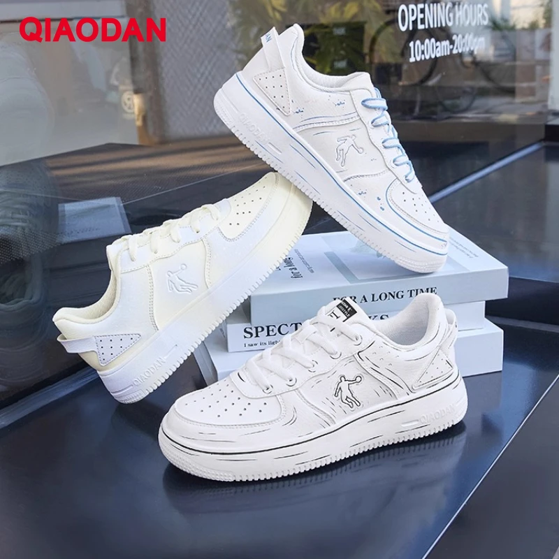 รองเท้าผ้าใบผู้ชาย QIAODAN รุ่น XM2590550T แฟชั่นฤดูใบไม้ร่วงปี 2025 ลายกราฟฟิตี้ สไตล์ลำลอง รองเท้ากีฬาอเนกประสงค์ รองเท้าผ้าใบคลาสสิก