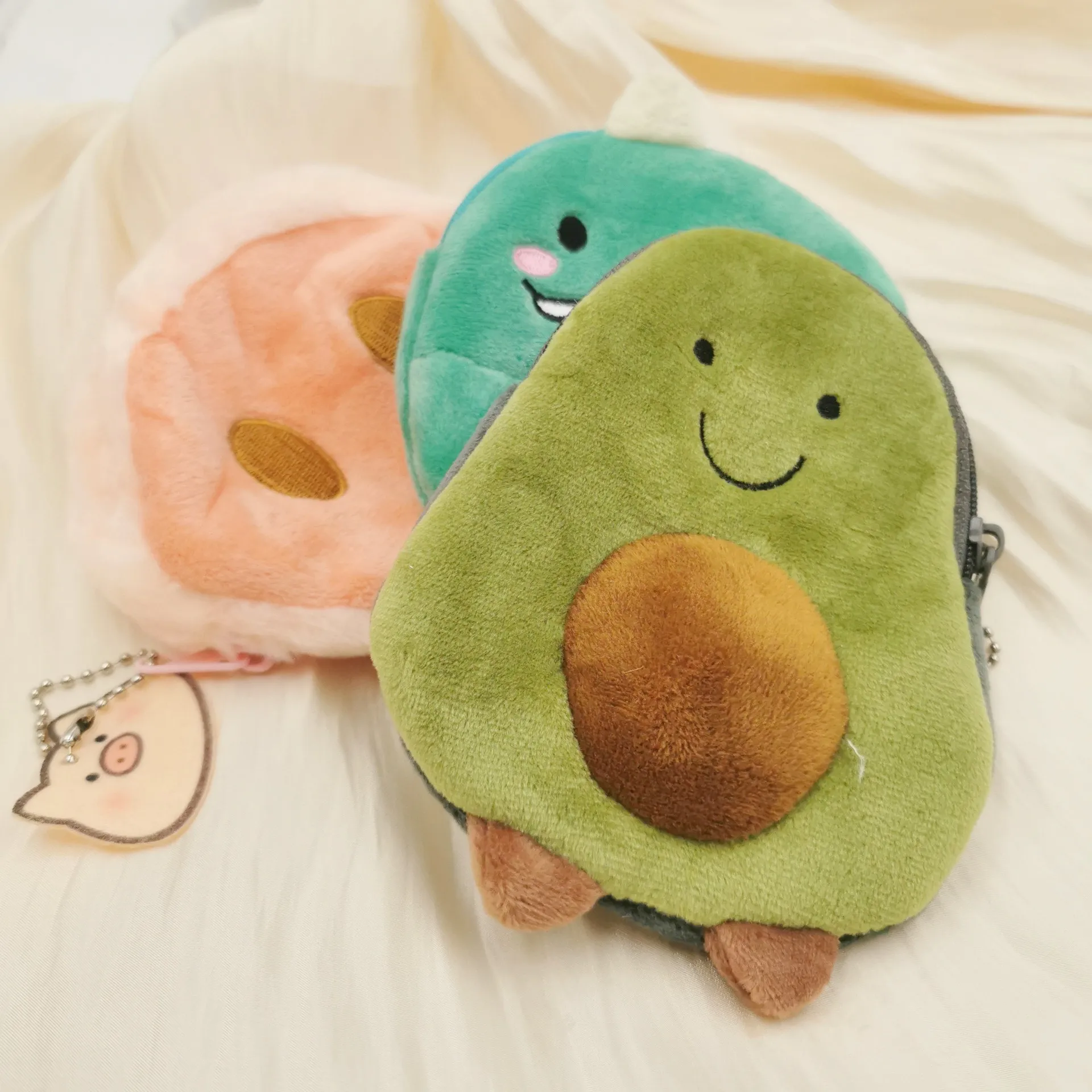 محفظة عملات معدنية من القطيفة الكرتونية الإبداعية، وحقيبة عملات الأفوكادو، وحقيبة تخزين العملات المعدنية القطيفة، وسلسلة مفاتيح، وحقيبة ظهر وقلادة