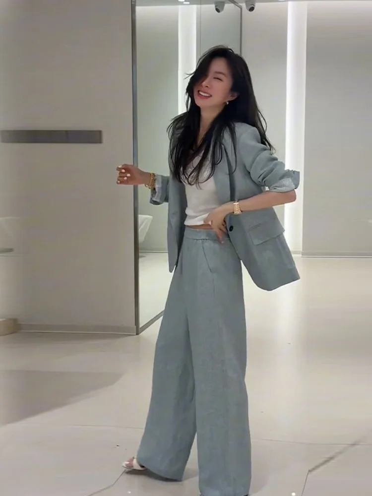 

Элегантный модный женский костюм-двойка Весна 2026: жакет и брюки с широкими штанинами, высокая талия, свободный крой, повседневный стиль