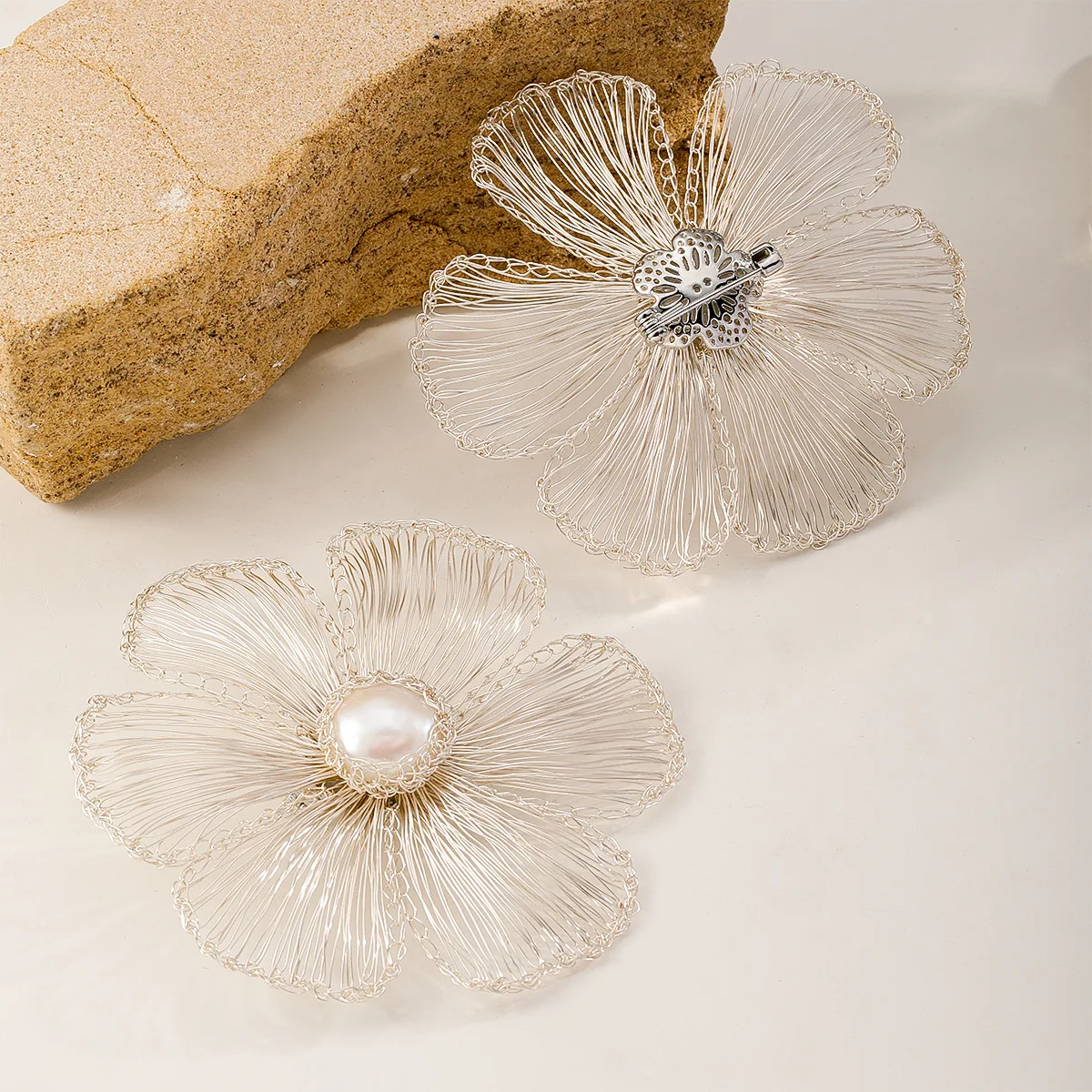Chinese Style Auspicious Handmade Copper Wire Woven Camellia Brooch Pearl Inlaid Elegant Lucky Clothing Accessories Corsage For