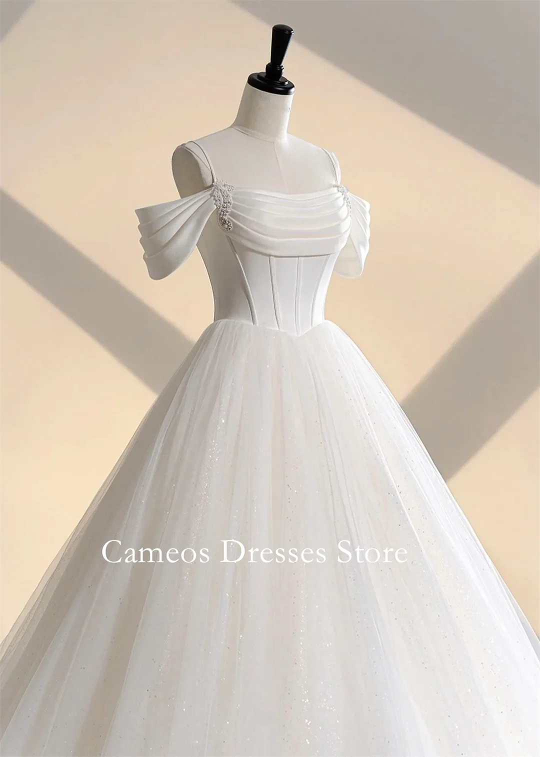 ชุดแต่งงานแบบสั้นแขนสั้นสีไอวอรี่ สายเดี่ยวแบบสปาเก็ตตี้ ผ้าทูลล์ ชายกระโปรงยาวลากพื้น  ชุดเจ้าสาวสำหรับผู้หญิง  แบบสั่งตัดได้จาก SONDR