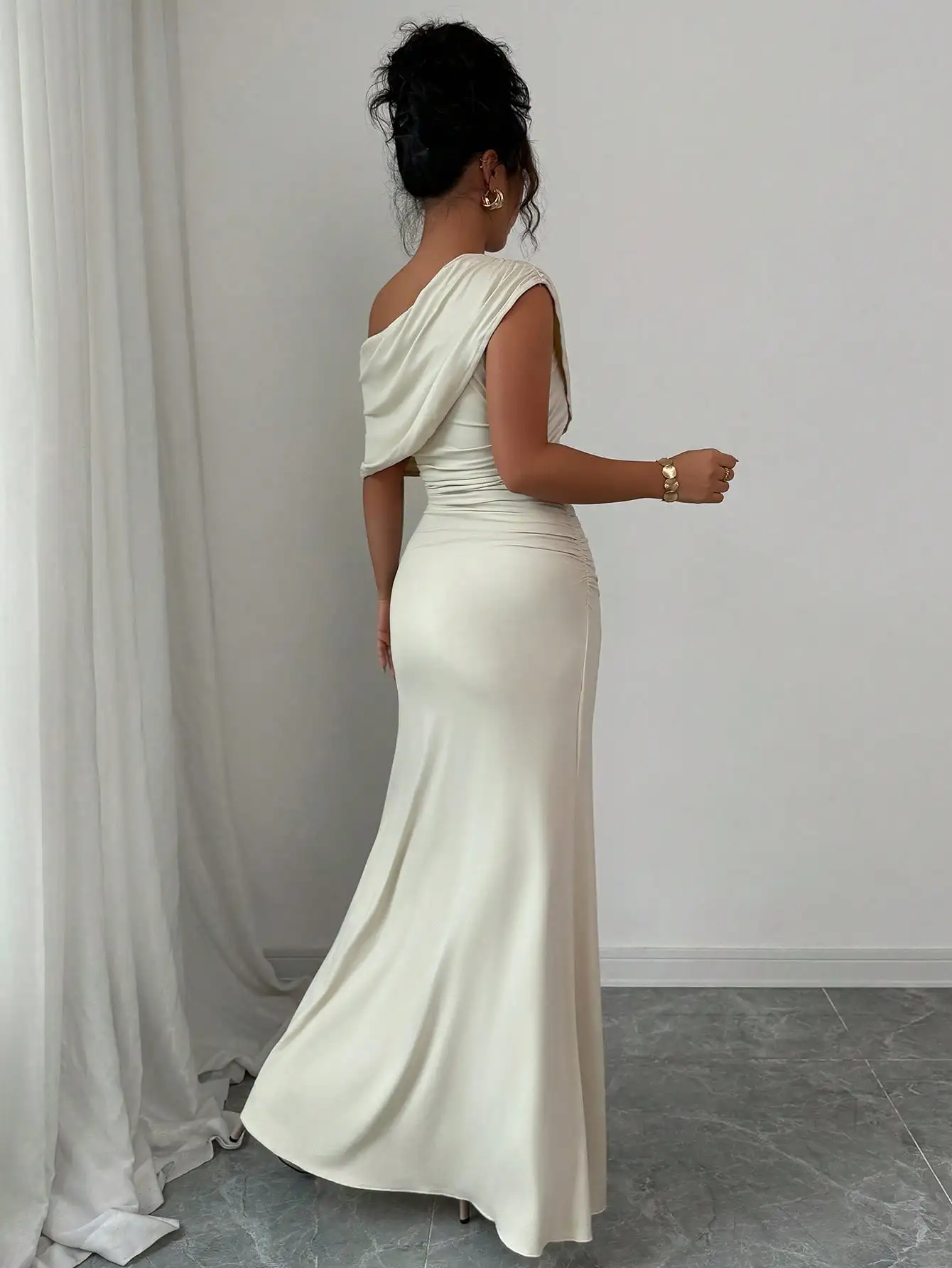 Charming Resort Gentle Lady Minimalist High-End Vacaciones Sin Mangas Hombro Oblicuo Reunido