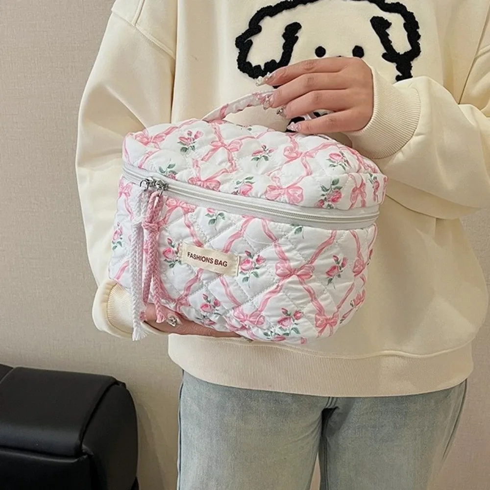 حقيبة مكياج مبطنة على شكل زهرة القوس ​ ​   يده القطن ​ ​ حقيبة أدوات الزينة ​ ​   سعة كبيرة وخفيفة الوزن ومحمولة ​   حالة مستحضرات التجميل ​ ​