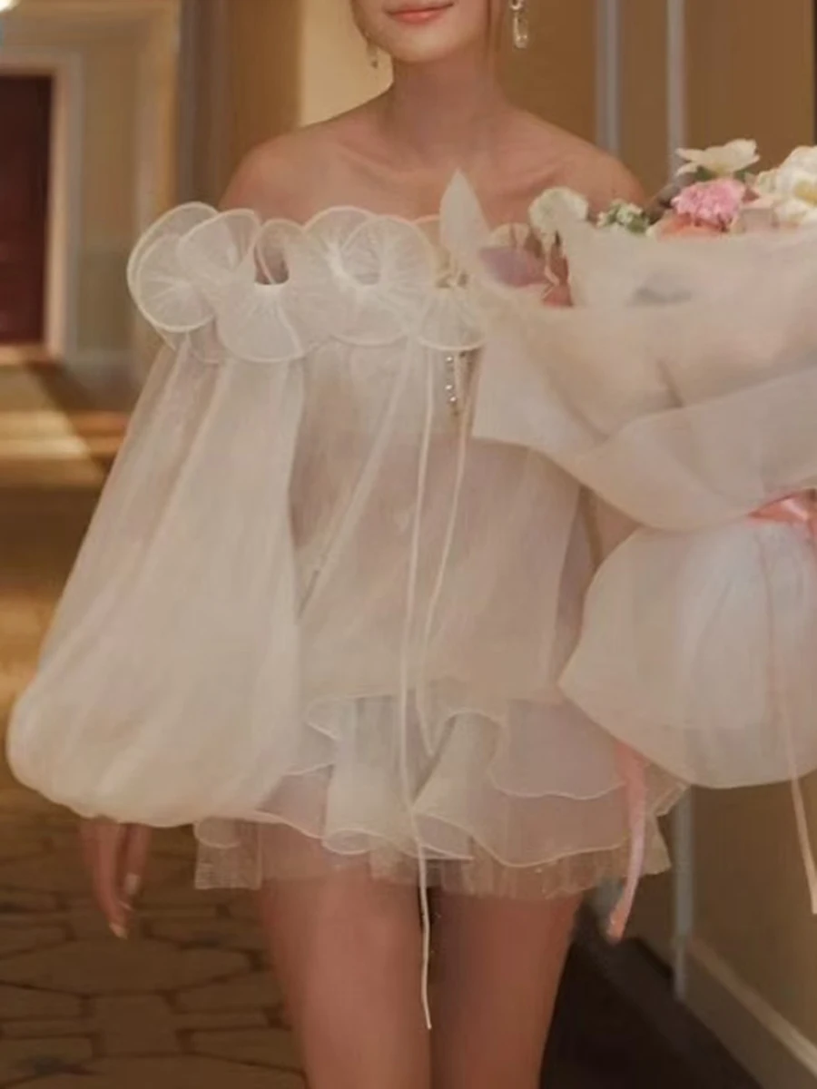 TWOTWINSTYLE Przezroczyste Sukienki Mini z Falbankami i Marszczeniami dla Kobiet Dekolt Hiszpanka Długie Rękawy Elegancka Sukienka Odzież Damska