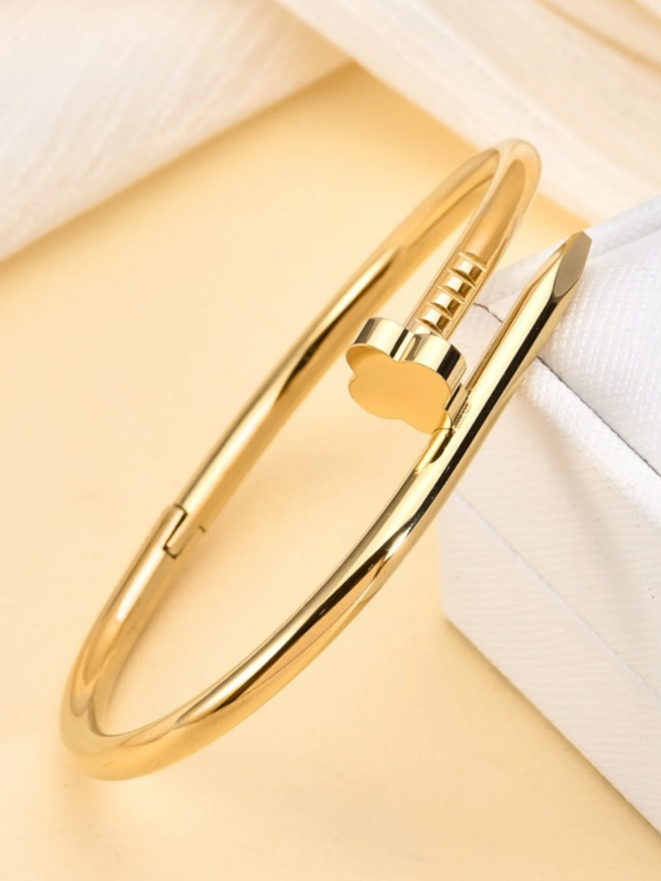 

1 Piece of Fashionable and Versatile Four-Leaf Clover Nail Bracelet, Suitable for Daily Wear and Parties