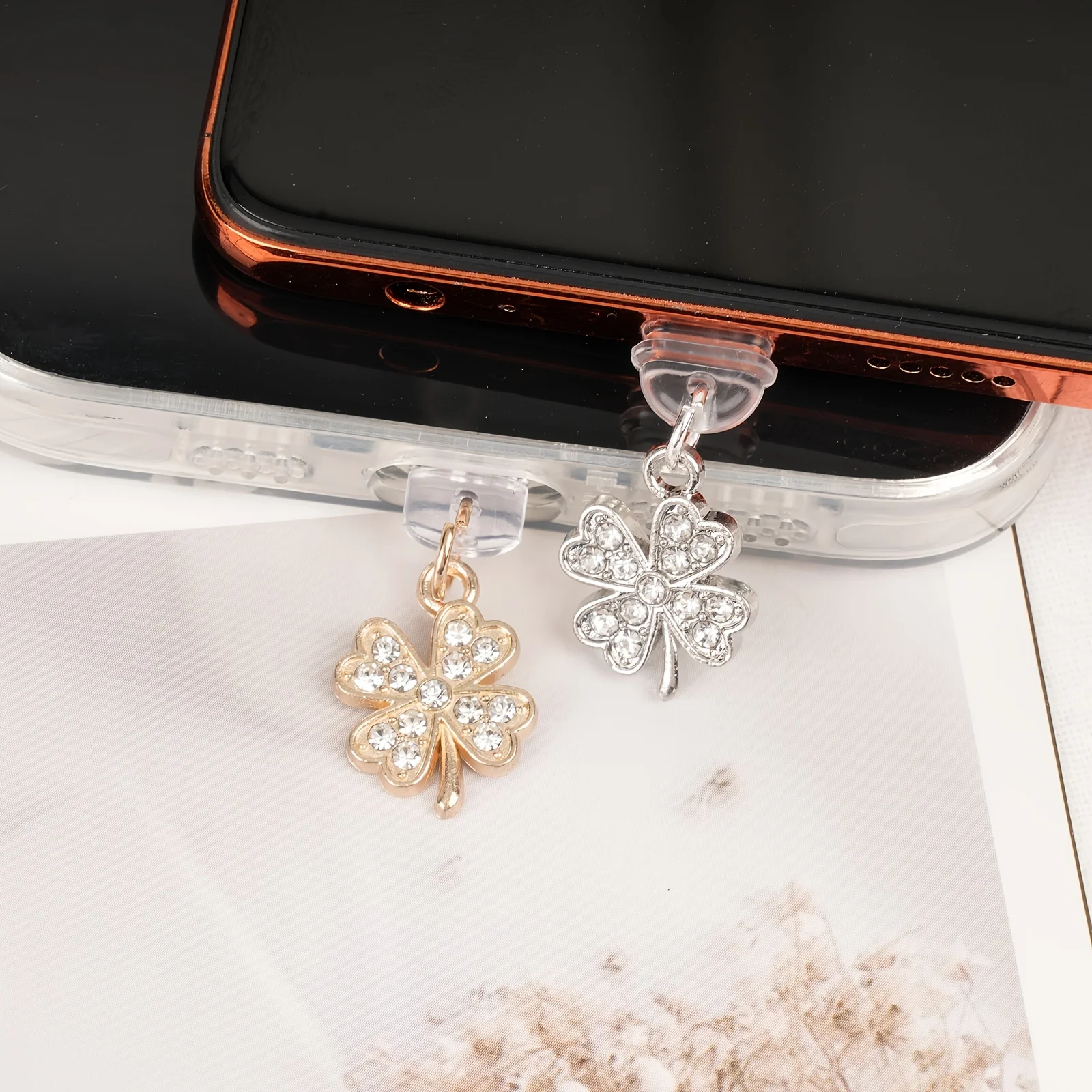 

Амулет Lucky Four-Leaf Clover, аксессуары для пылезащитных заглушек для телефона, украшения для телефонов, небольшие подарки, украшения для телефонов, наушники для телефонов и другие гаджеты для ежедневного ухода