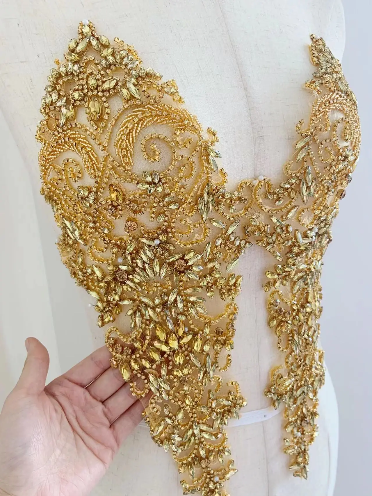 Patch di fiori di cristallo con perline francesi eleganti Applique in oro con strass pesanti per corpetto, moda, abito da sposa