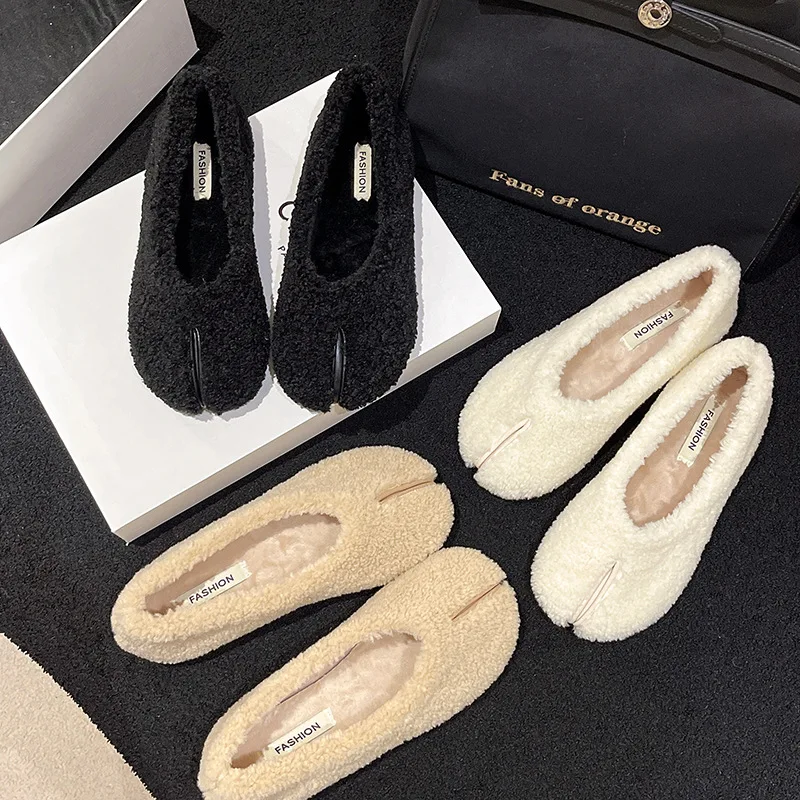 Koreanische Plüsch-Hufeisen-Split-Toe-Damen-Einzelschuhe mit flachem Mund, neue Slip-On-Schwein-Troter, vielseitige flache Oma-Slipper