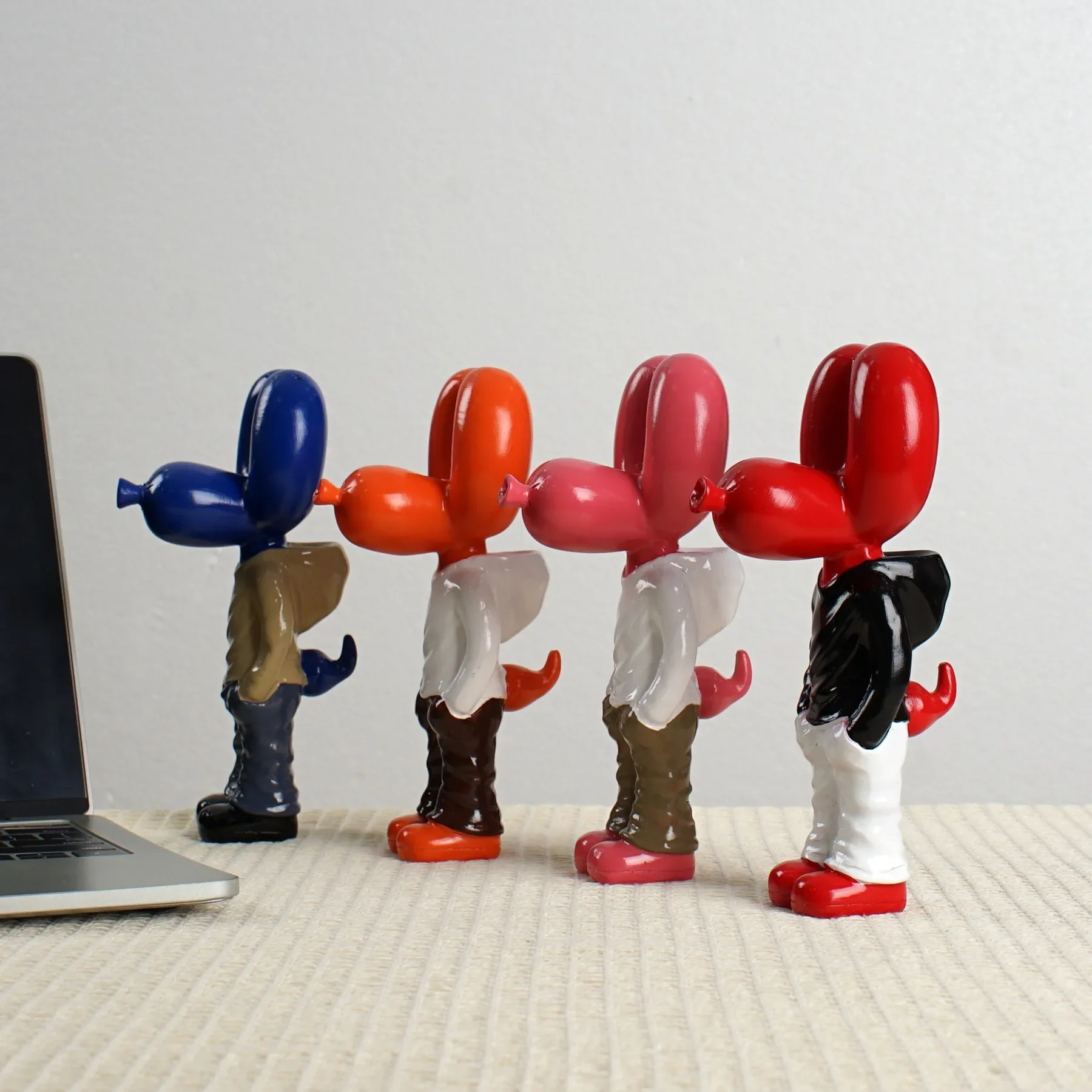 NORTHUEINS 18cm Resin Balloon Dog Sculptures Statue Street Culture Figurine Creative Animal Dolls