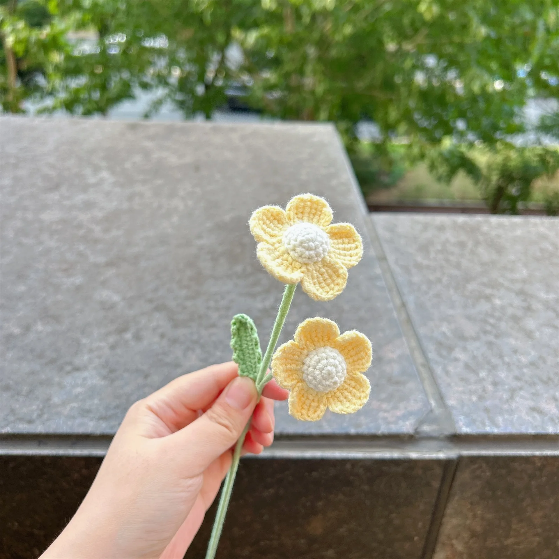 Liebliche Gehäkelte Blumenzweige Handgewebte Blumensträuße Kreative Künstliche Blumen Raumdekoration Geschenk für Freunde – Detail 6