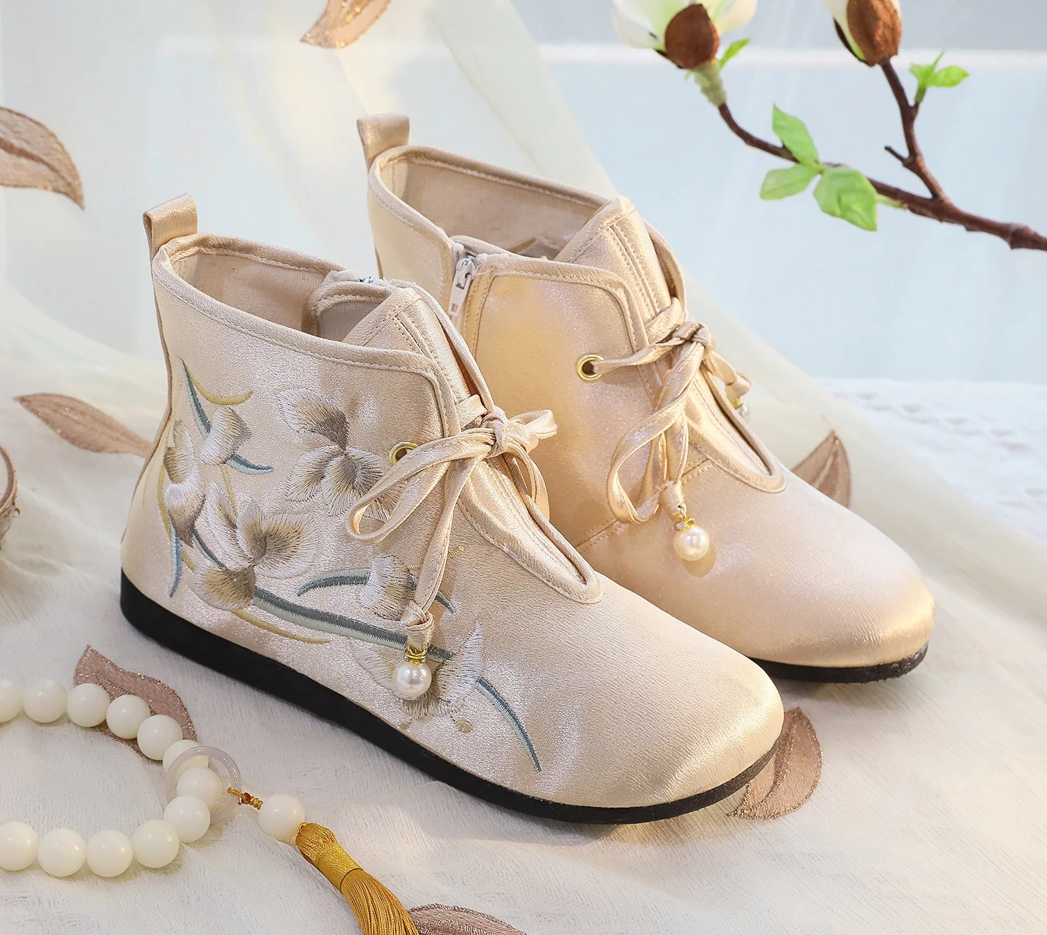 أحذية مطرزة على طراز الخريف مع منحدر كعب وزيادة الارتفاع للنساء أحذية قماشية على الطراز العرقي