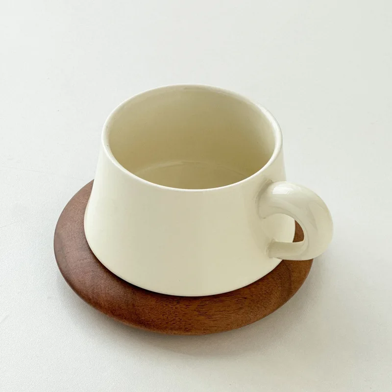 Simple ceramic coffee cup, acacia wood plate, good-looking coffee shop, high-end cup saucer, latte latte coffee cup.
