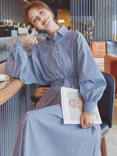 Imagen 1 del producto 2025 ¡Nuevo! Vestido camisero azul y rayas blancas para mujer, ideal para primavera y otoño. Adelgazante con cintura ceñida, vestido largo de alta gama