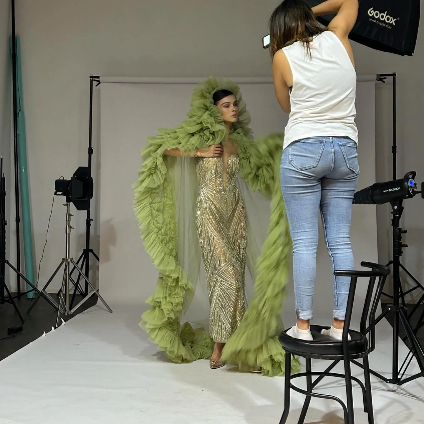 

New Arrival Green Ruffles Trimmed Long Illusion Women Cape Tulle Jacket Cape Stage Performance Costumes Outerwear Coat