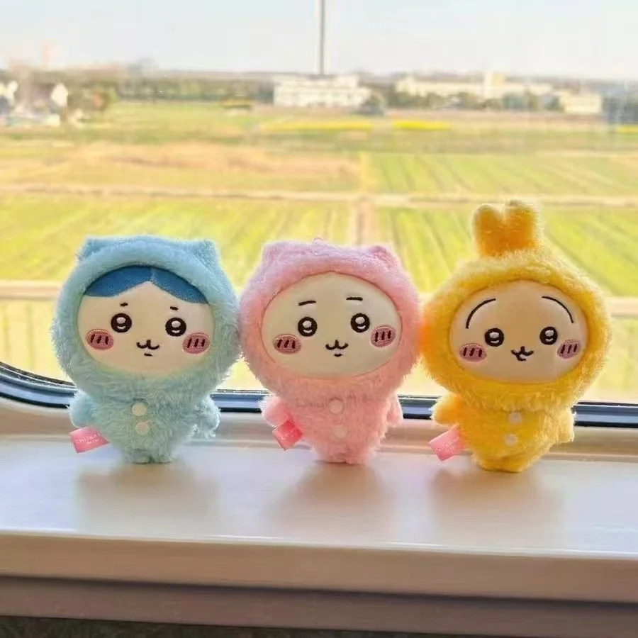 Un llavero de peluche con la colección de pijamas de Chiikawa; con su diseño adorable, es un accesorio encantador para tu bolso.