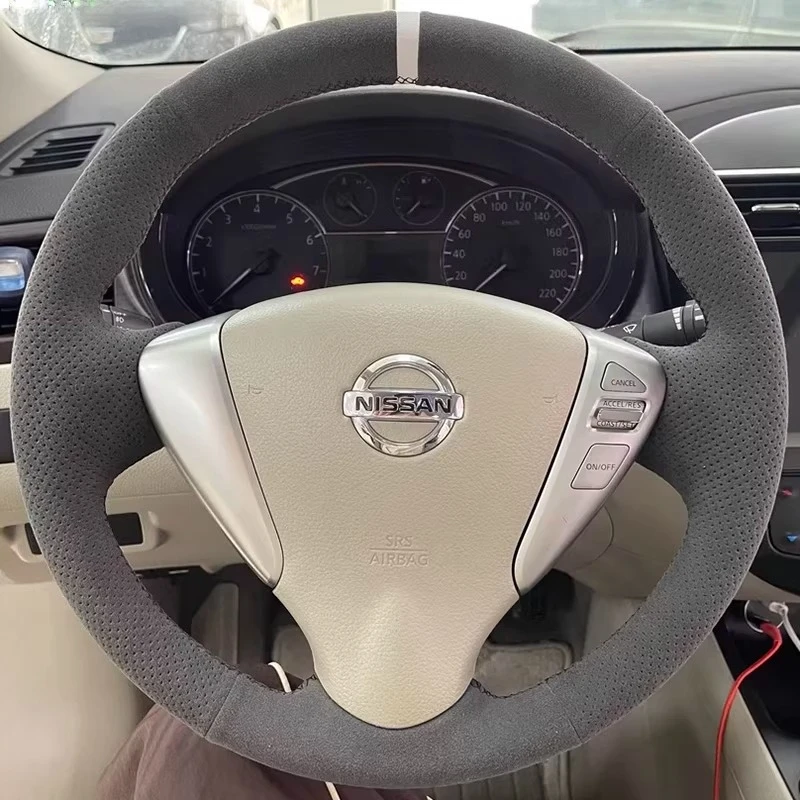 

Чехол на руль автомобиля с ручной прострочкой белой нитью и белой центральной линией из замши, противоскользящий, для Nissan Tiida Sylphy Sentra Versa 2014 года.
