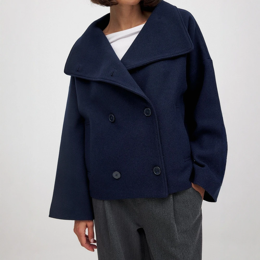 

В наличии модное универсальное осенне-зимнее пальто с коротким воротником-стойкой и двойной пуговицей в нейтральном стиле для женщин