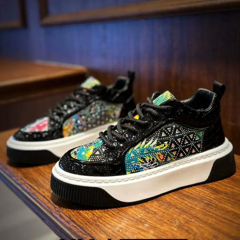 人気の紳士靴には、ダイヤモンドボードシューズ、ヘアスタイリストシューズ、ステージファッションプリント布靴A11が満載です