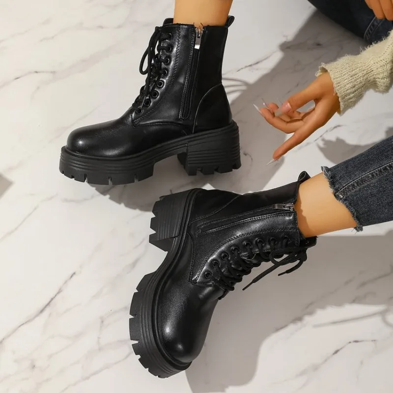 

2025 Черные женские ботинки на платформе до середины икры на массивном каблуке, модные женские байкерские ботинки из искусственной кожи со шнуровкой и боковой молнией