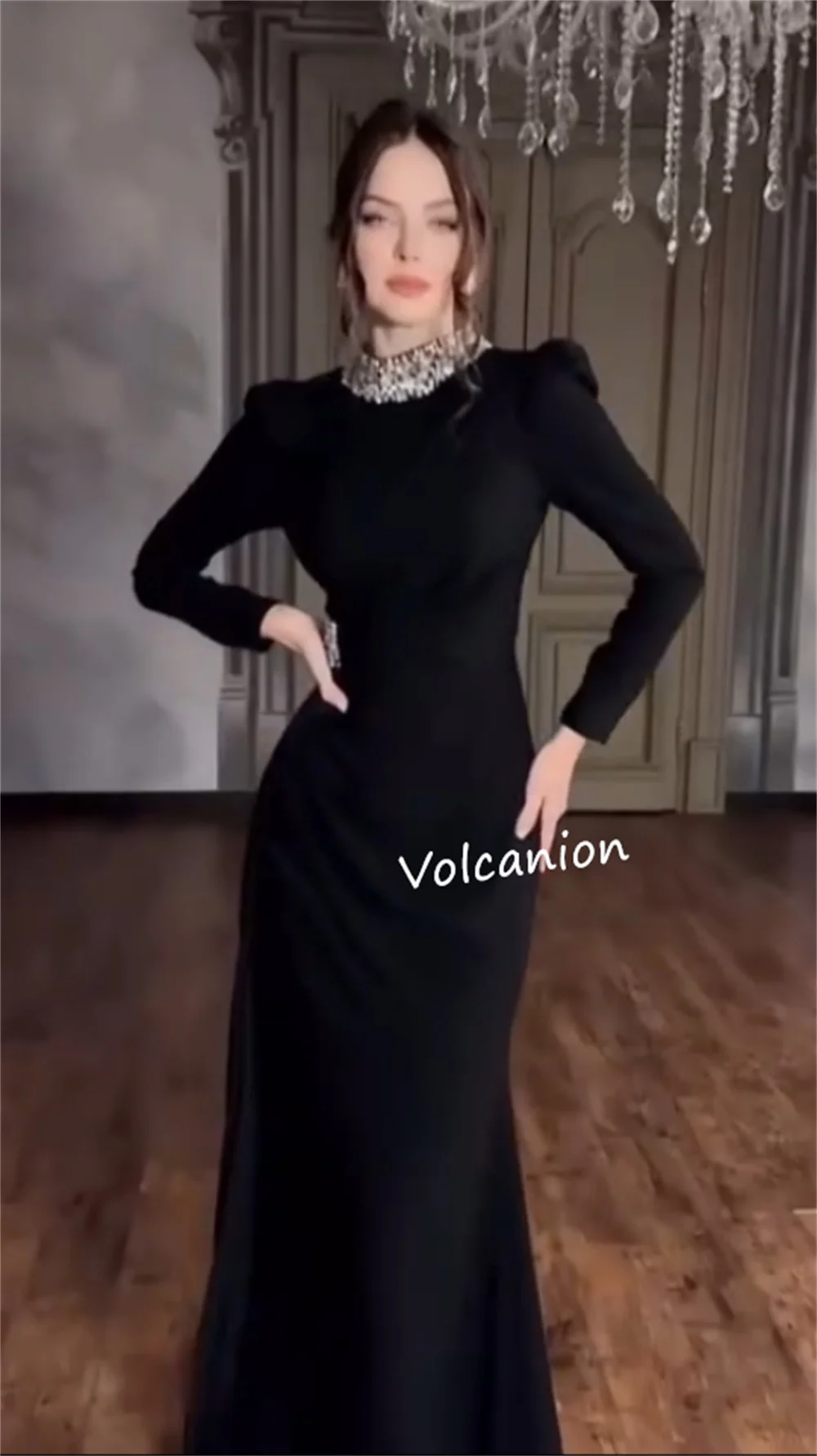 فساتين طويلة مخصصة من الجيرسيه مطرزة بياقة عالية على شكل حرف A مناسبة مخصصة للحفلات المسائية كلاسيكية أنيقة