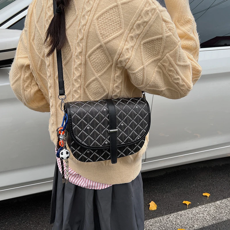 

Женская изогнутая роскошная сумка через плечо в стиле ретро, редкие лакированные застежки, роскошная цельнозернистая отделка, пляжные походы, элегантная