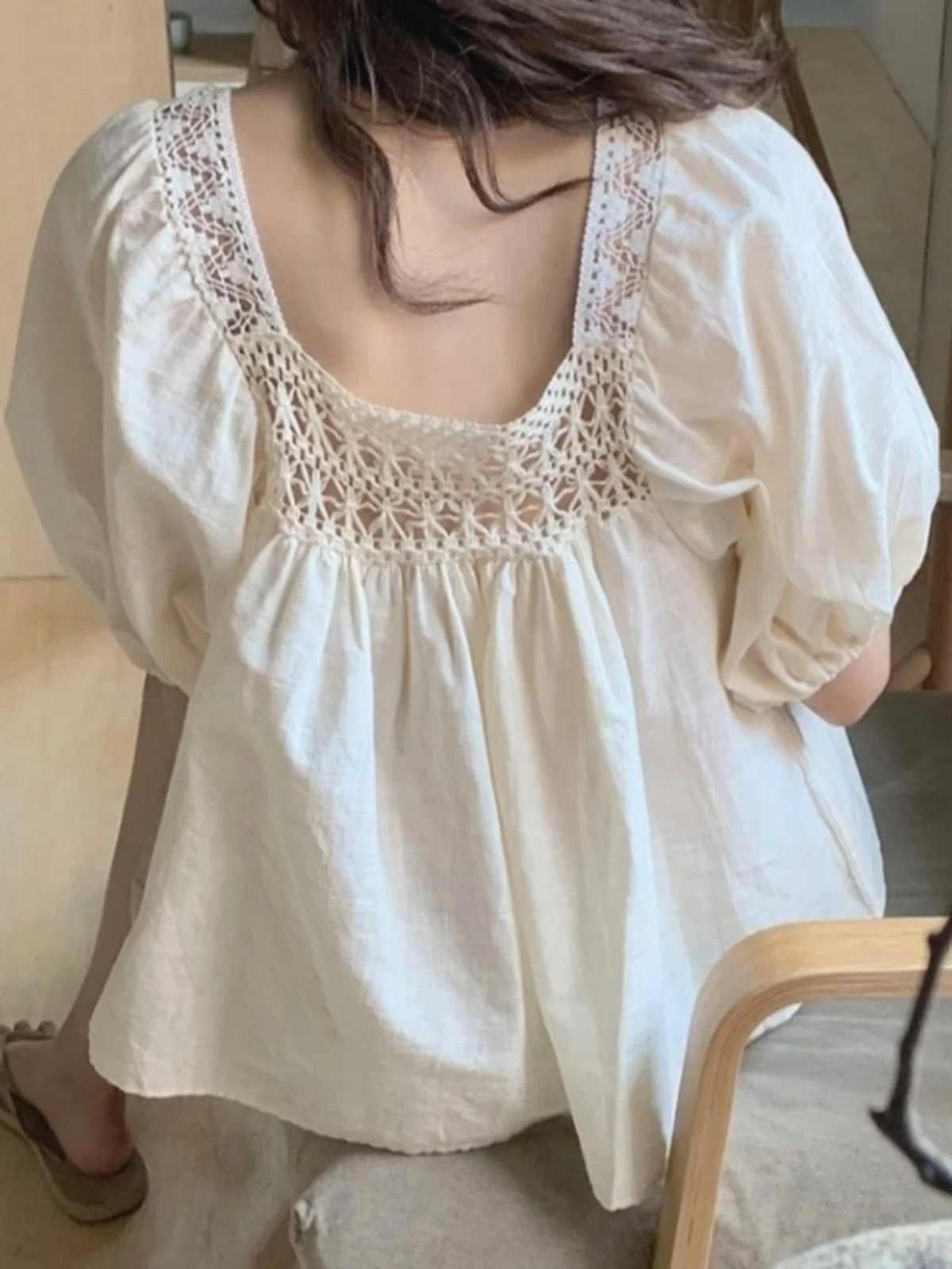 

Французская кружевная блузка с коротким рукавом для женщин, милый молодежный дизайн, с вырезами, воротником-куклой, летняя повседневная свободная модель C...