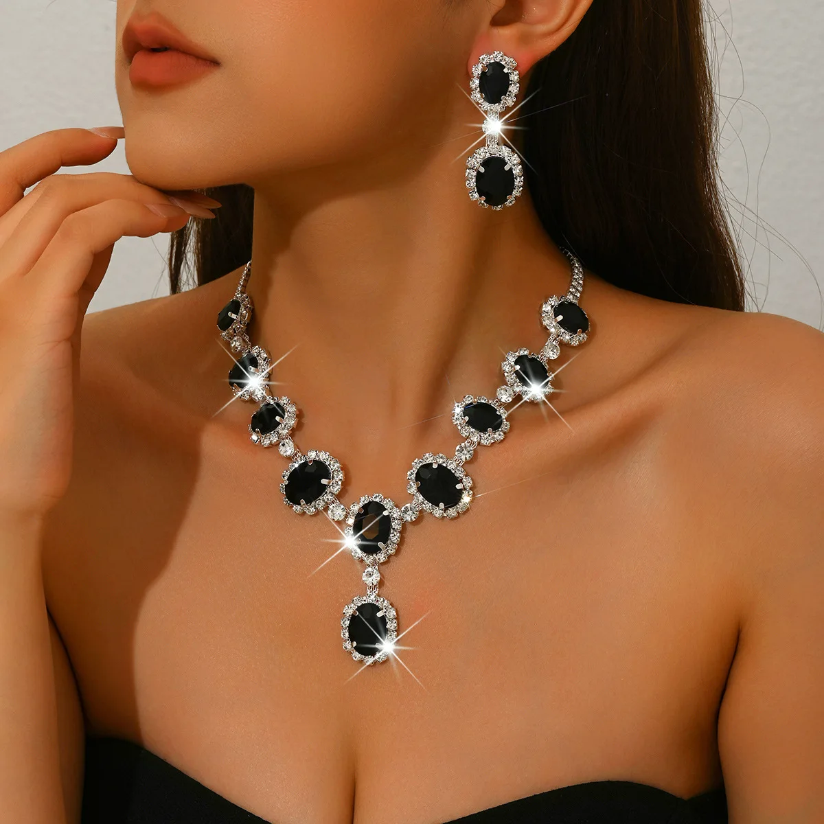 

Women's Euro USA Light Luxury Rhinestone Necklace & Earrings Jewelry Set, Unique Retro Clavicle Chain for Party GIft Wholesale
