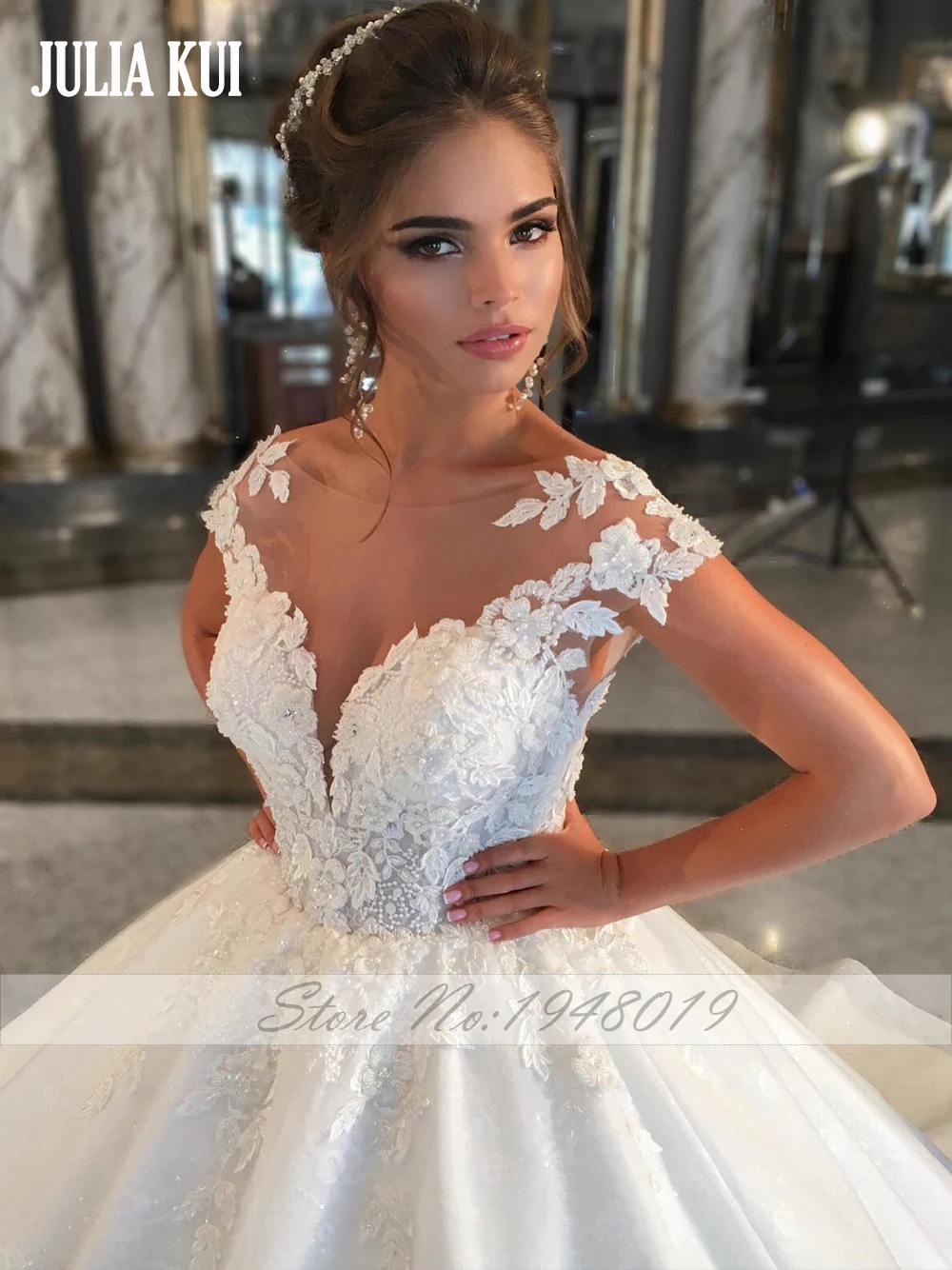 Julia Kui Elegant Shiny Tulle Scoop Ball Gown Wedding Dresses Short Sleeves Beading Pearls Appliques Lace Bridal Gowns