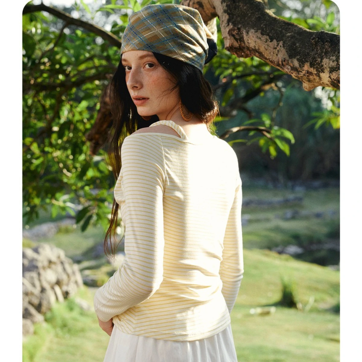 Olrain feminino listrado topos 2026 primavera estilo francês oco para fora senhoras camisetas casual fino ajuste dobras camisetas femininas o58ct003055