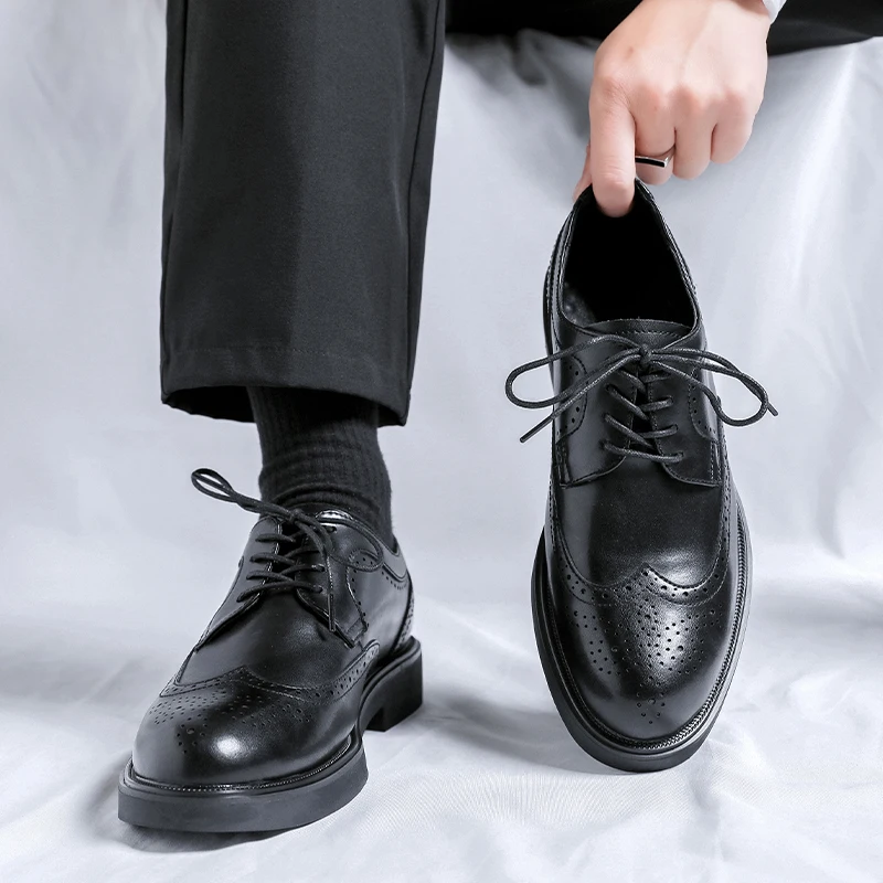 Spring Fashion Men's Block Formal Work Leather Shoes Classic Black Comfortable Lace Up Men's Pointed Carved Casual Leather Shoes