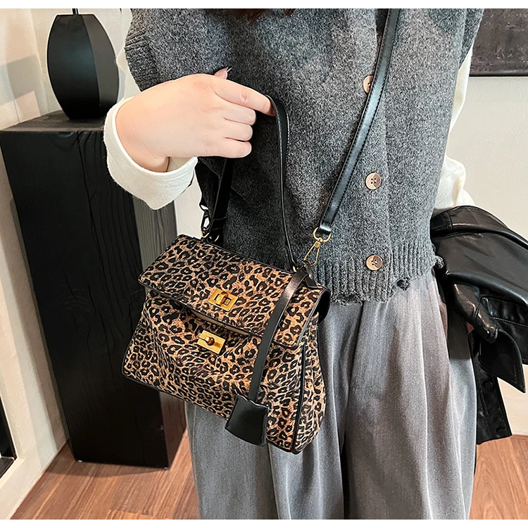 

Elegant Designer Crossbody Bag for Women Luxury Vintage Leather Tote Minimalist Chic Handbag Stylish Casual Letter Logo
