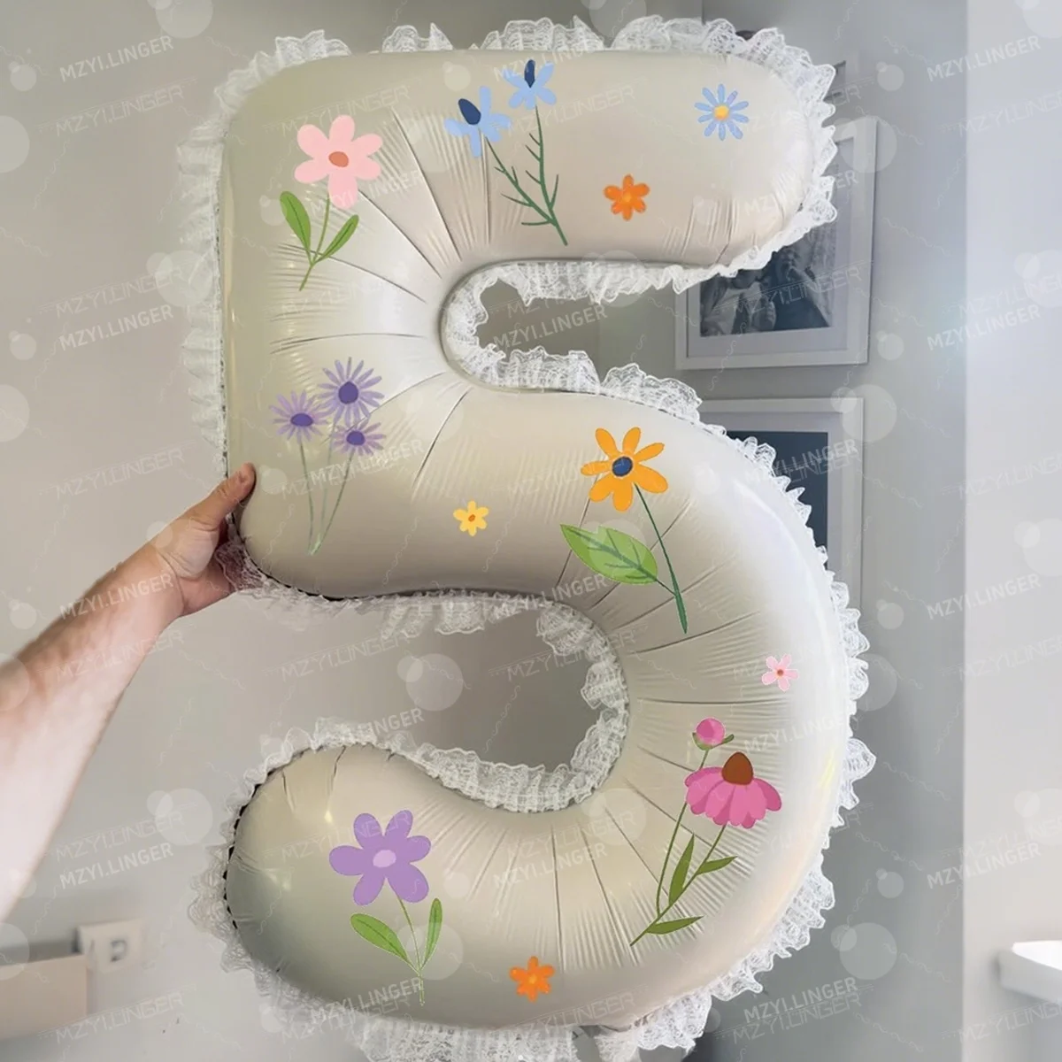 Image of Milchweißes digitales Ballon-Set mit hohlen Spitzen-Dekorationsblumen-Aufklebern für Geburtstags- und Jubiläumsdekorationen.