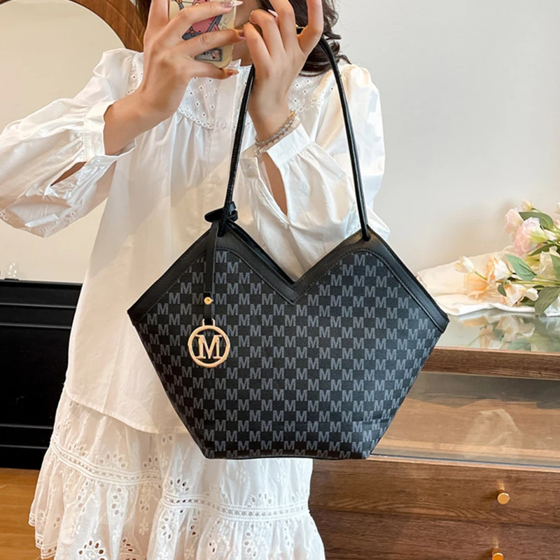 حقيبة يد مطبوعة على الموضة حقيبة تسوق أنيقة للسيدات حقيبة كتف غير منتظمة ذات سعة كبيرة حقيبة ركاب عادية مع حقيبة المعلقات