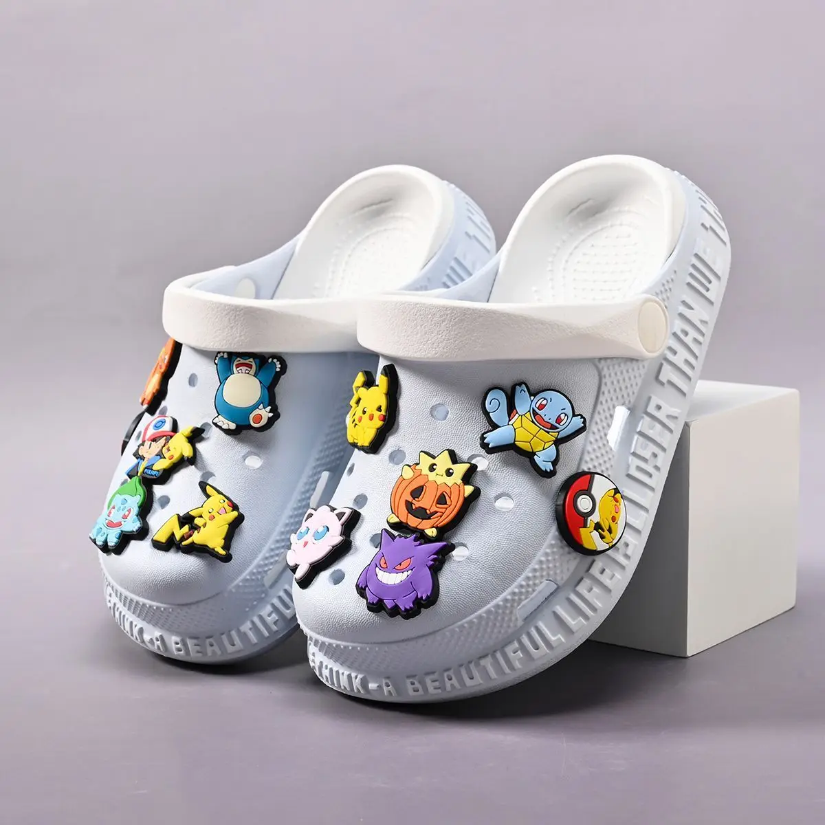 

Детские тапочки с изображением Пикачу из аниме, с мягкой подошвой, нескользящие, для пляжа, для мальчиков и девочек, для семейных прогулок, милые, удобные, новые